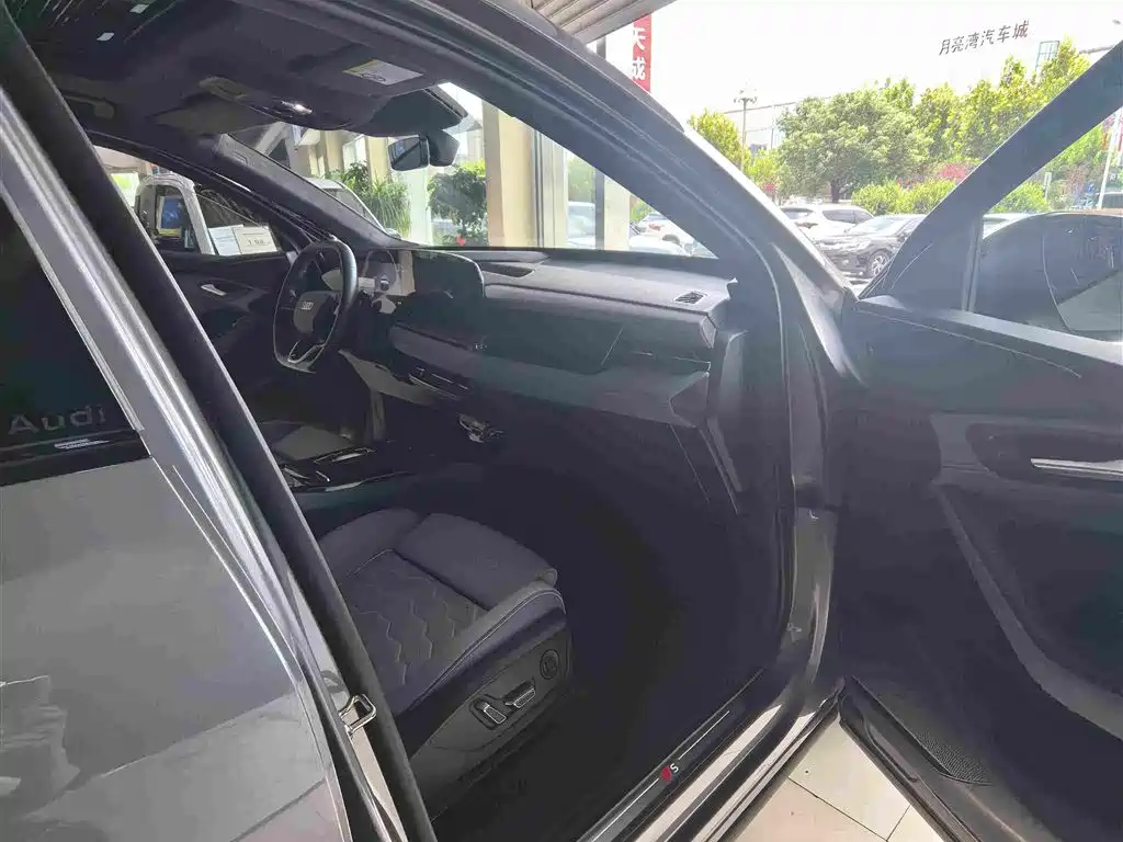 Audi Q6L e-tron — фото 15