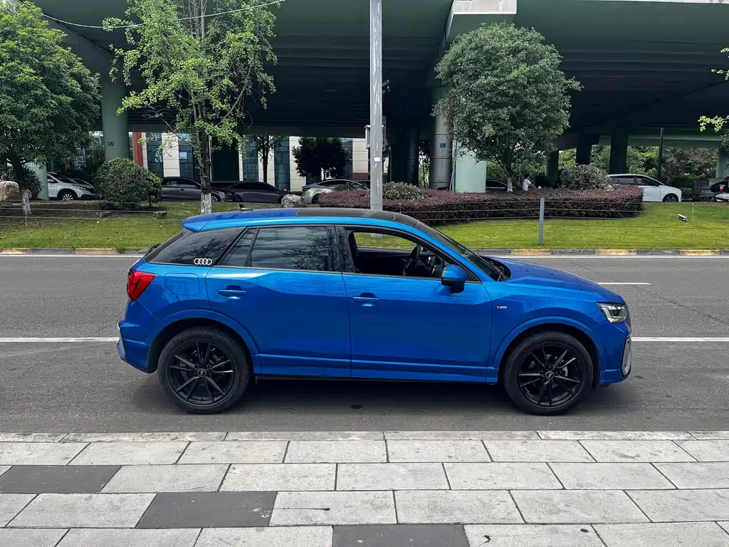 Audi Q2L — фото 15
