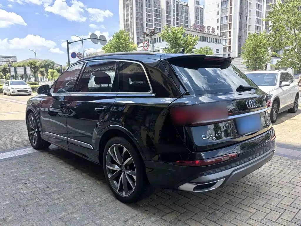 Audi Q7 — фото 24