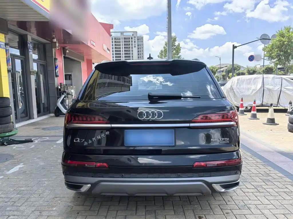 Audi Q7 — фото 25