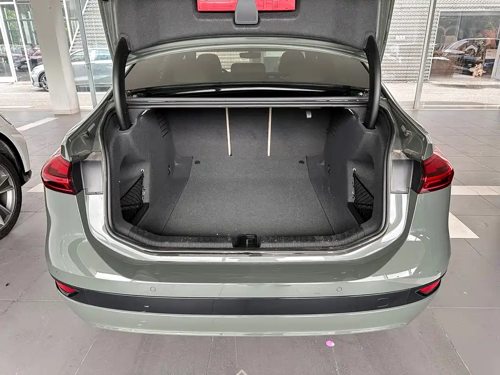 Audi A6L e-tron — фото 3