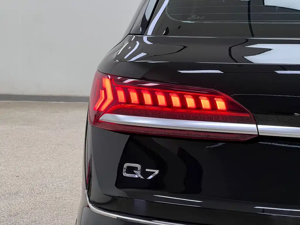 Audi Q7 — фото 10