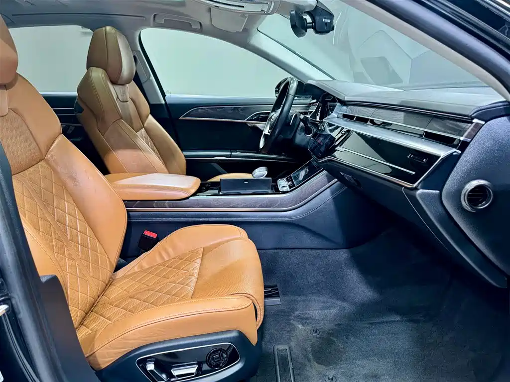 Audi A8 — фото 18