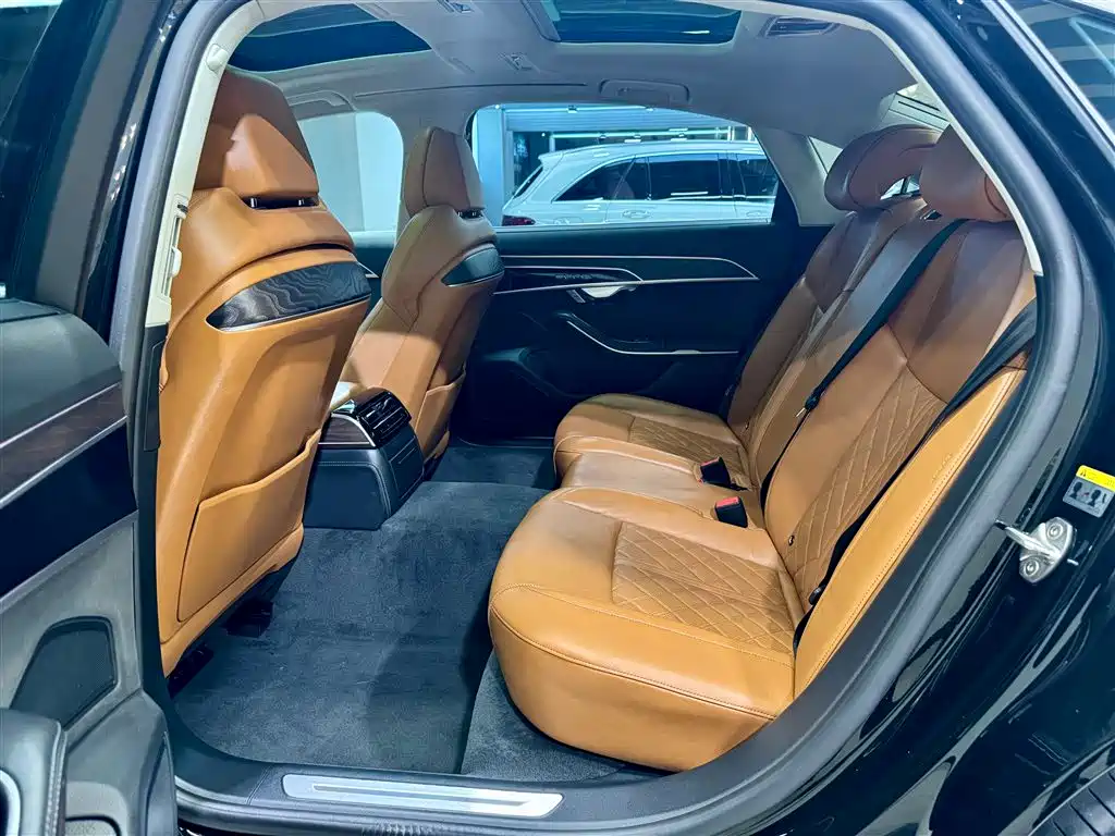 Audi A8 — фото 19