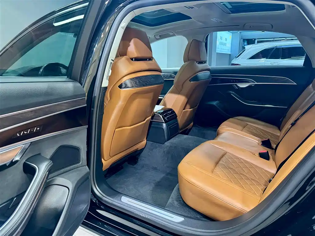 Audi A8 — фото 25