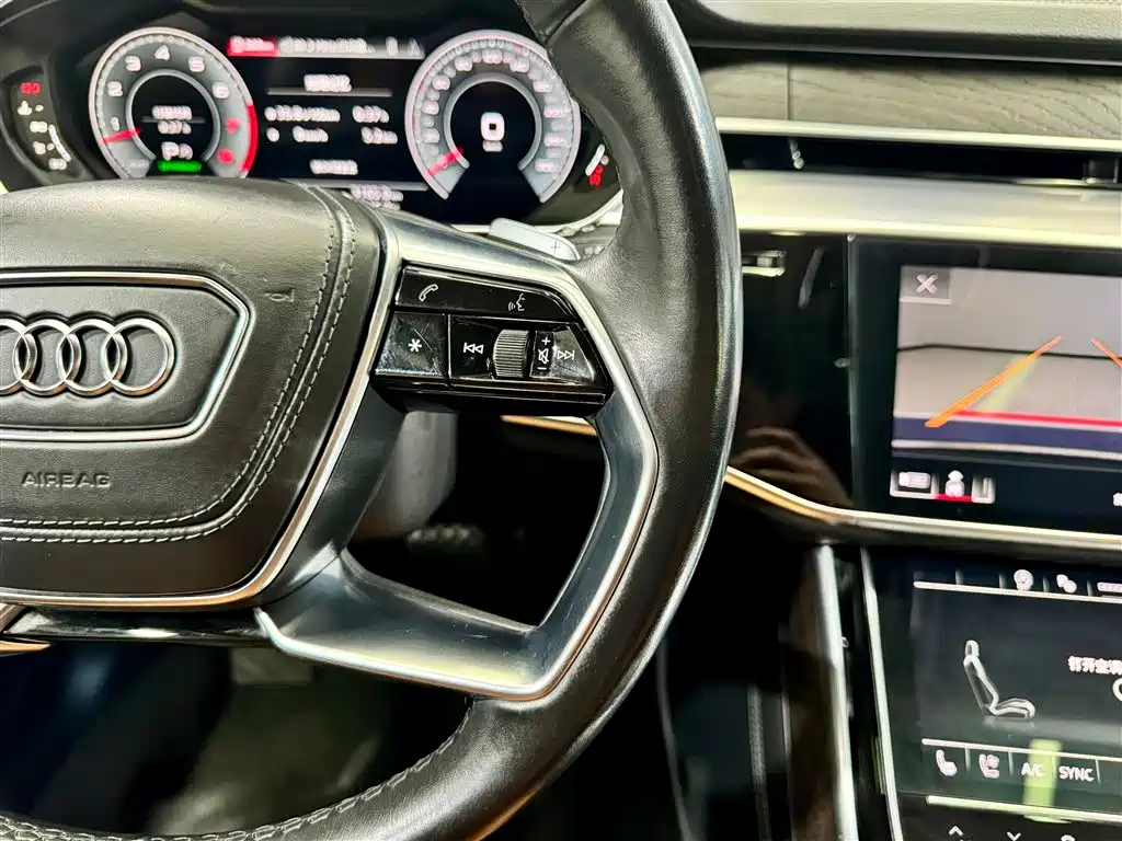 Audi A8 — фото 28