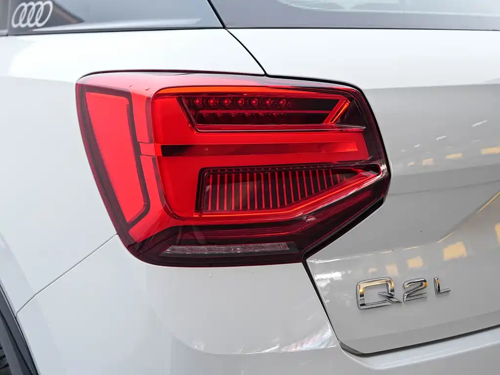 Audi Q2L — фото 14