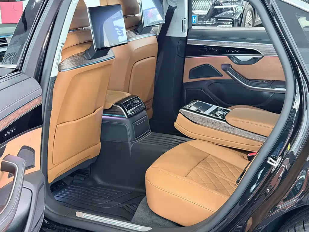 Audi A8 — фото 7