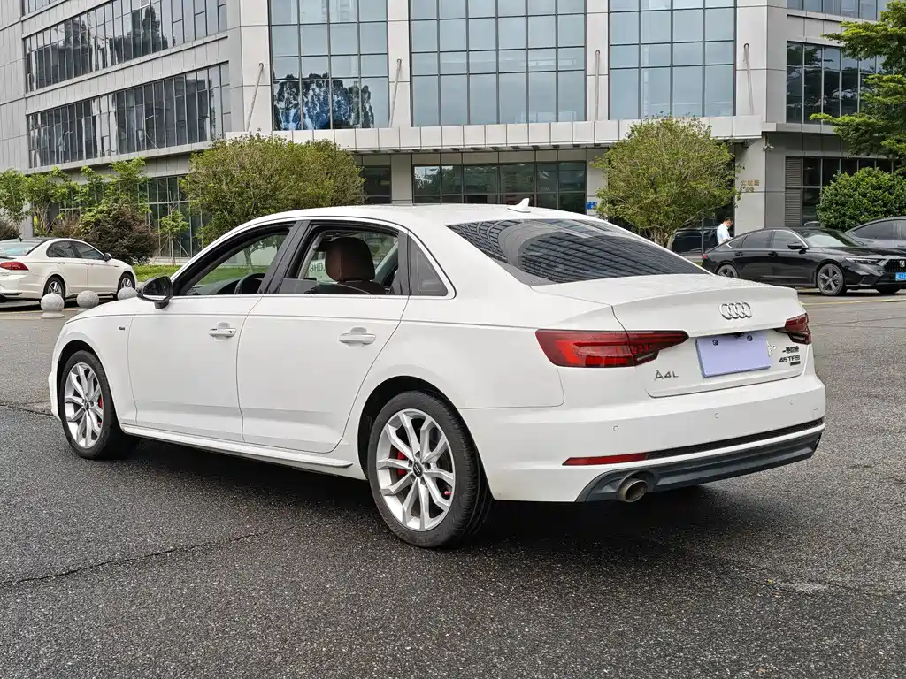 Audi A4L — фото 13