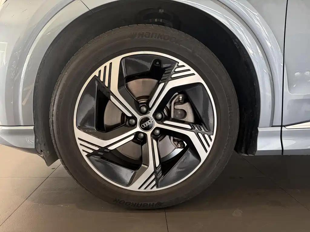 Audi Q4 e-tron — фото 15