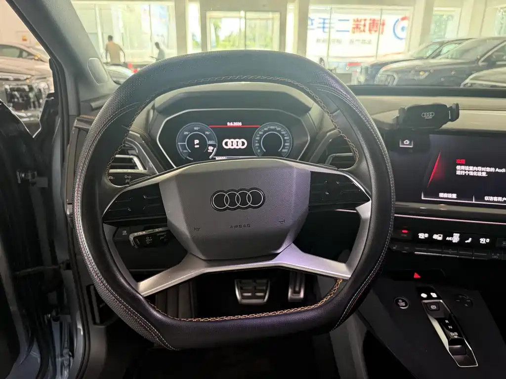 Audi Q4 e-tron — фото 10