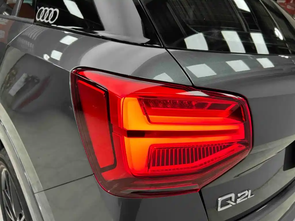 Audi Q2L — фото 18