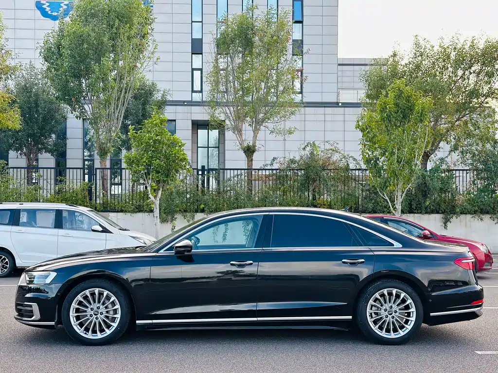 Audi A8 — фото 3