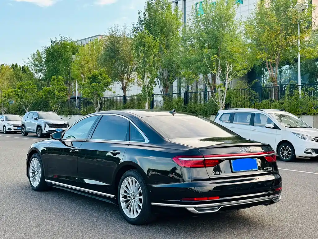 Audi A8 — фото 4