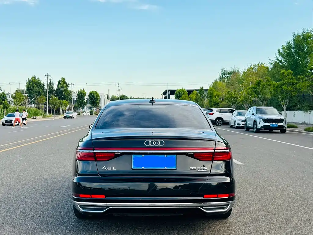 Audi A8 — фото 5