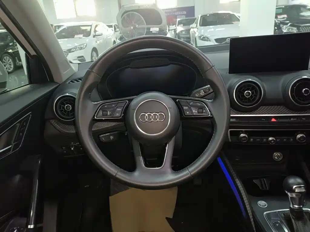 Audi Q2L e-tron — фото 11