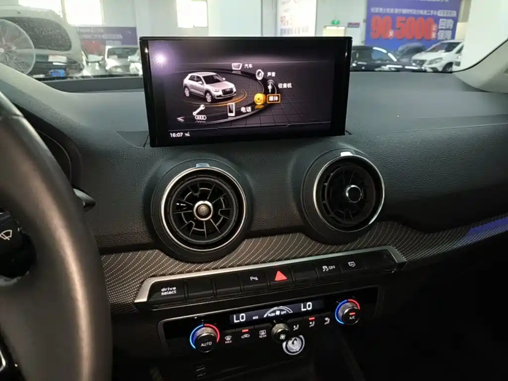 Audi Q2L e-tron — фото 13