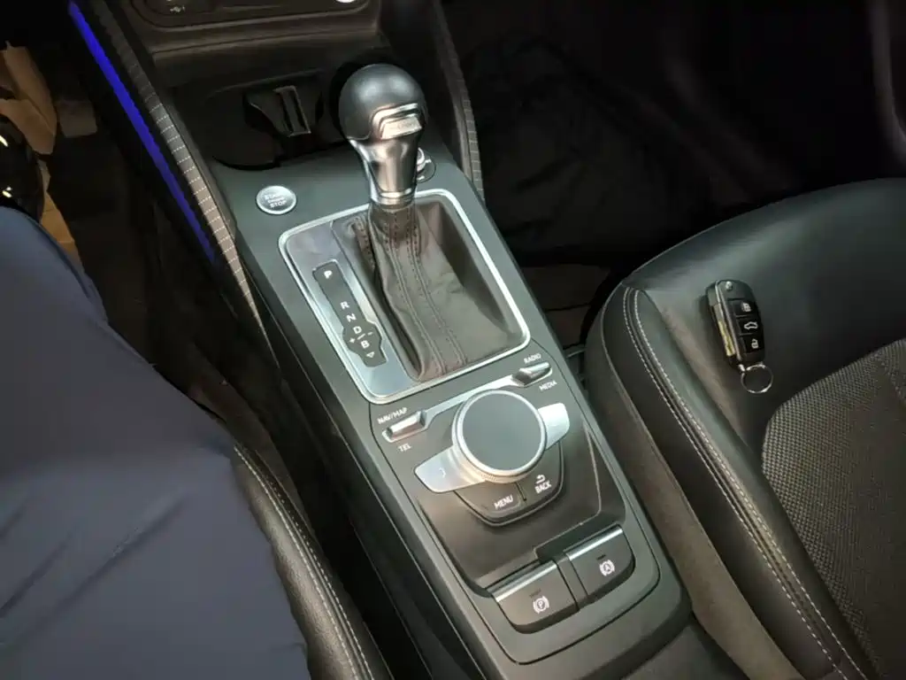 Audi Q2L e-tron — фото 14