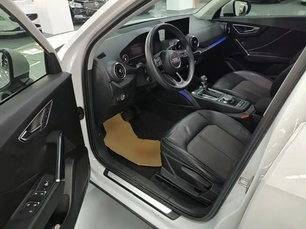 Audi Q2L e-tron — фото 16
