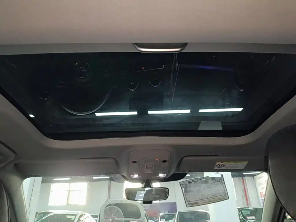 Audi Q2L e-tron — фото 18