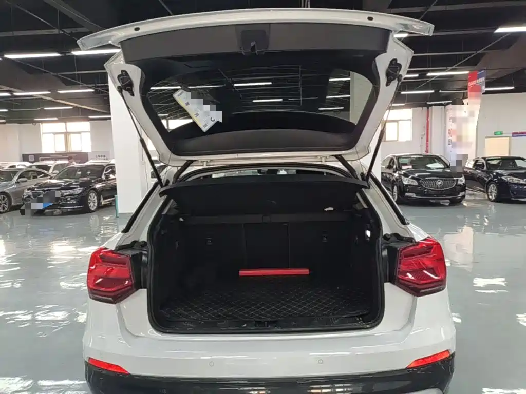 Audi Q2L e-tron — фото 19