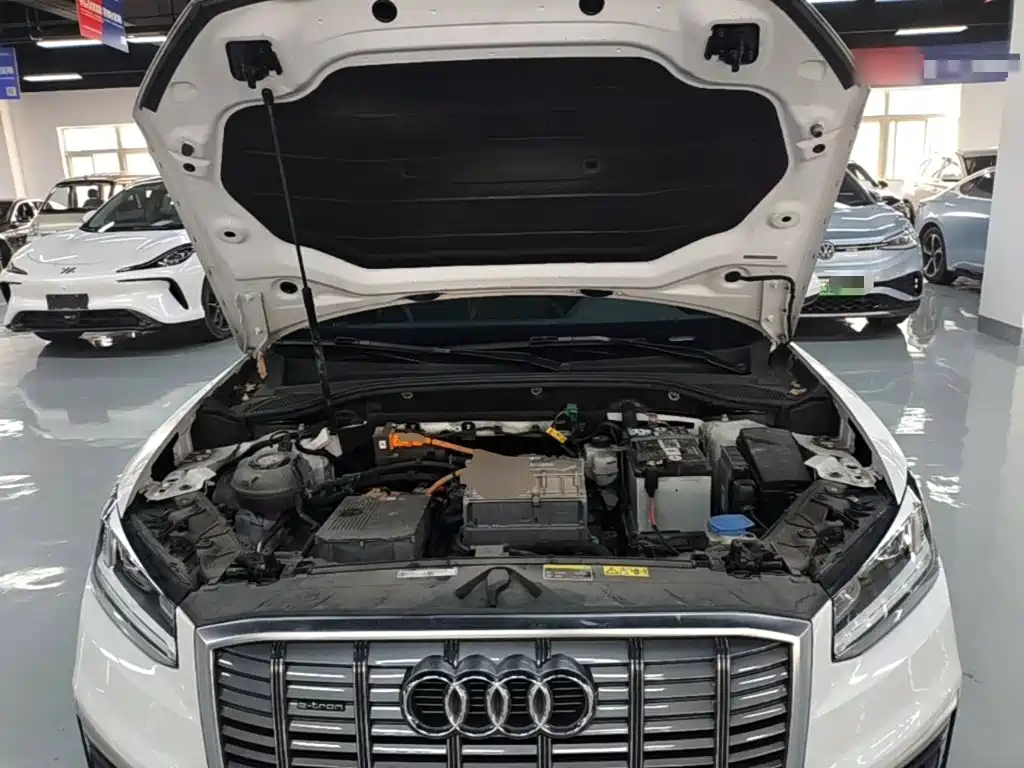 Audi Q2L e-tron — фото 20