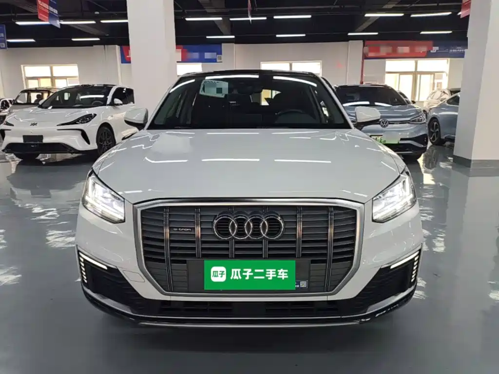 Audi Q2L e-tron — фото 3