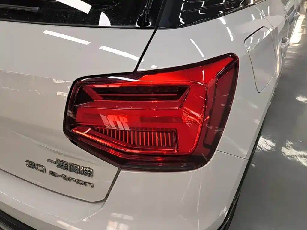 Audi Q2L e-tron — фото 8