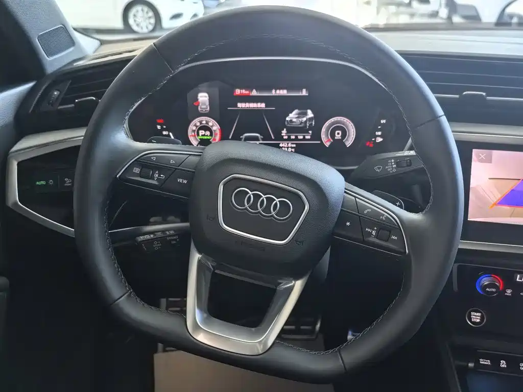 Audi Q3 — фото 10