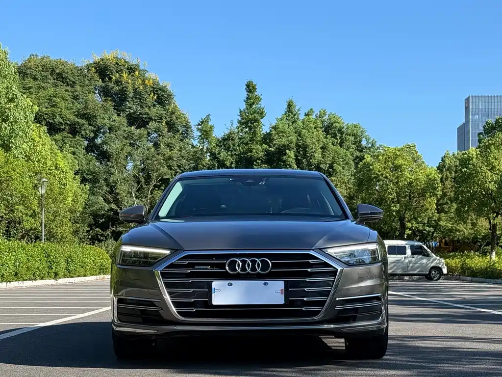 Audi A8 — фото 2