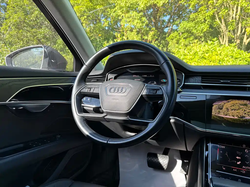 Audi A8 — фото 13