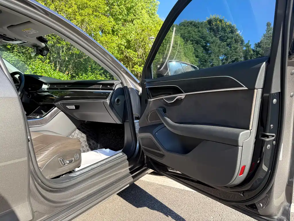 Audi A8 — фото 19