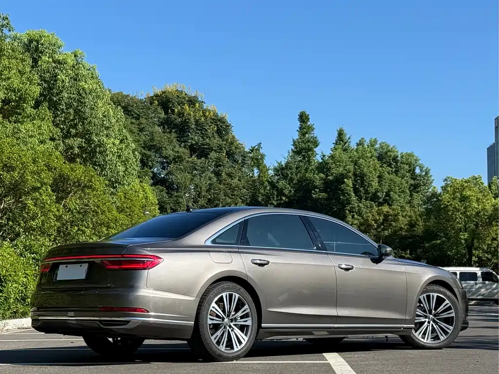 Audi A8 — фото 3