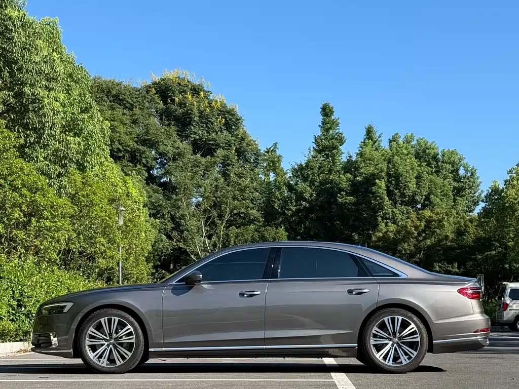 Audi A8 — фото 4