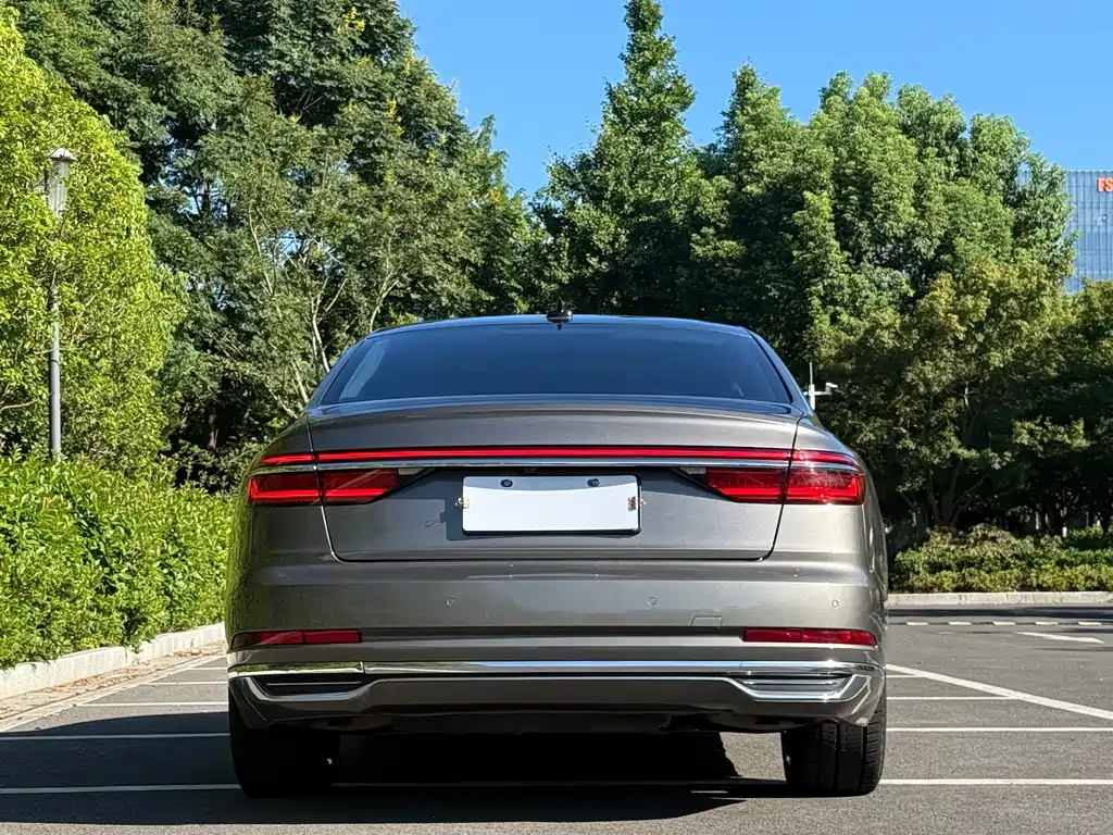 Audi A8 — фото 5