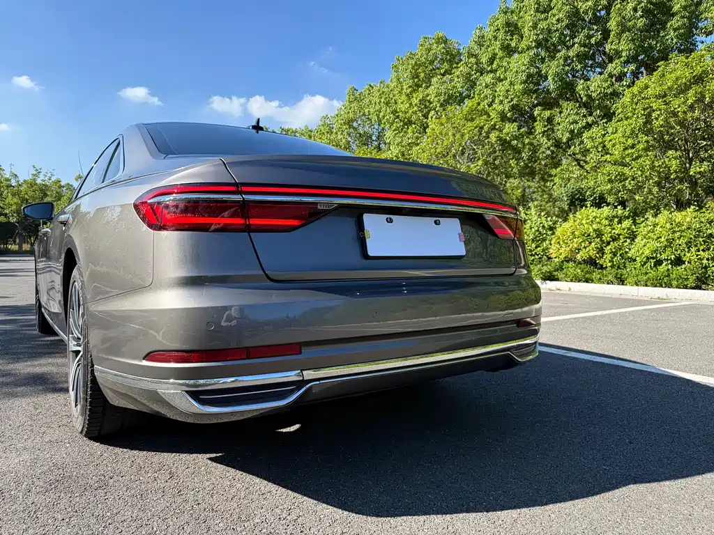 Audi A8 — фото 7