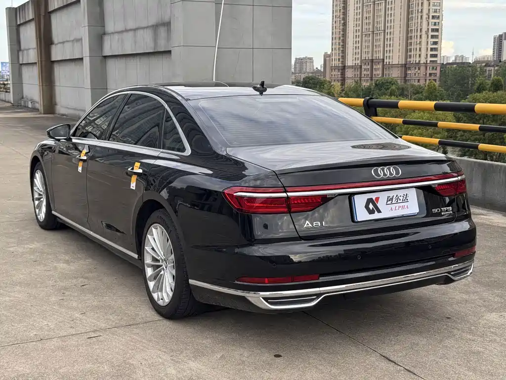Audi A8 — фото 6