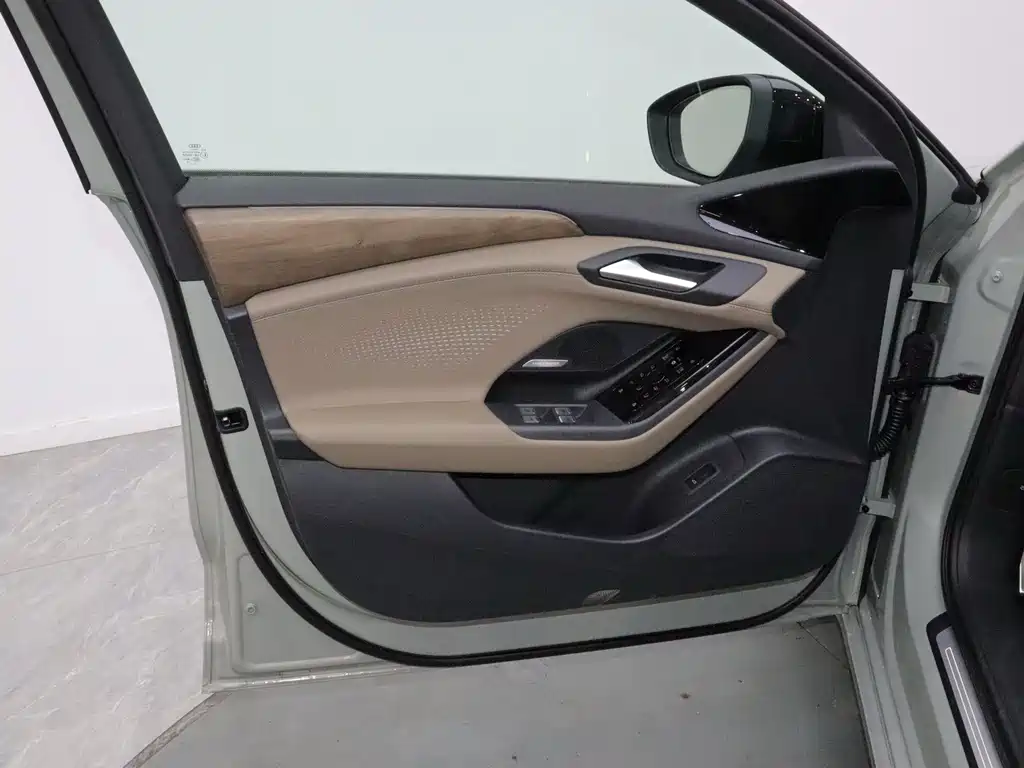 Audi A6L e-tron — фото 14