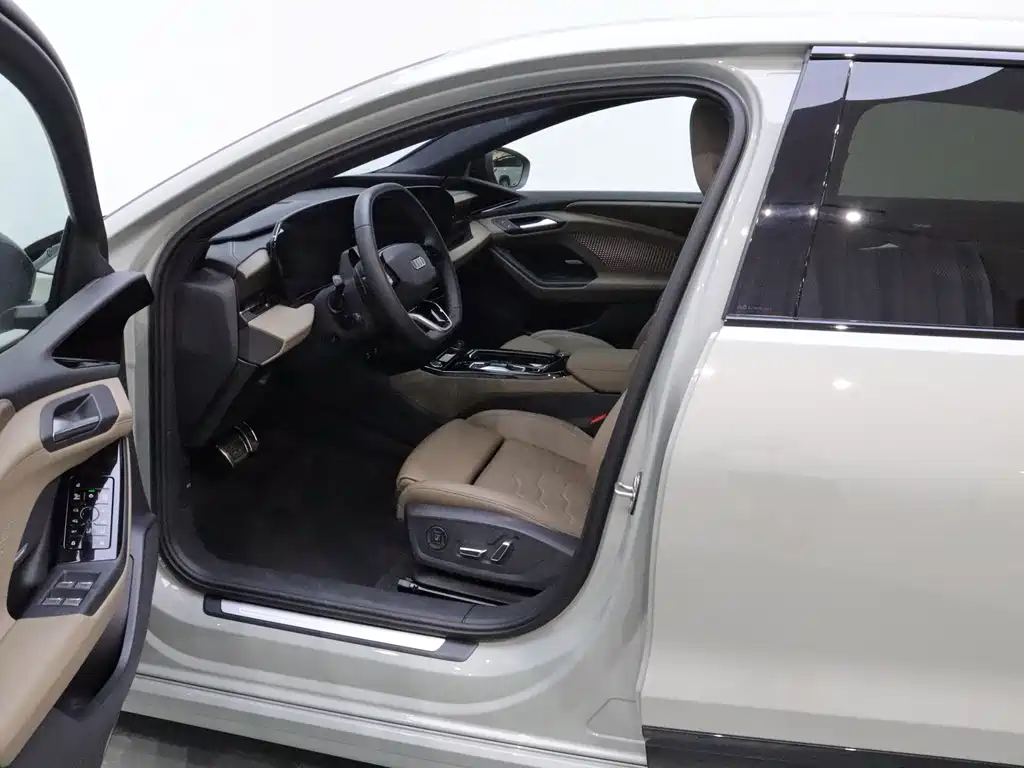 Audi A6L e-tron — фото 18