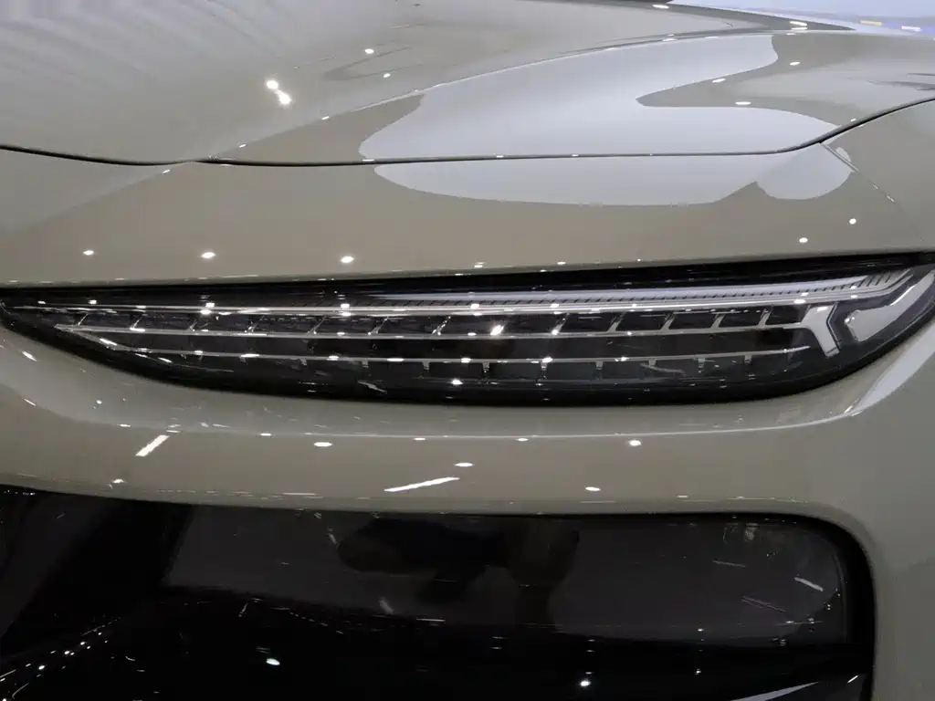 Audi A6L e-tron — фото 10
