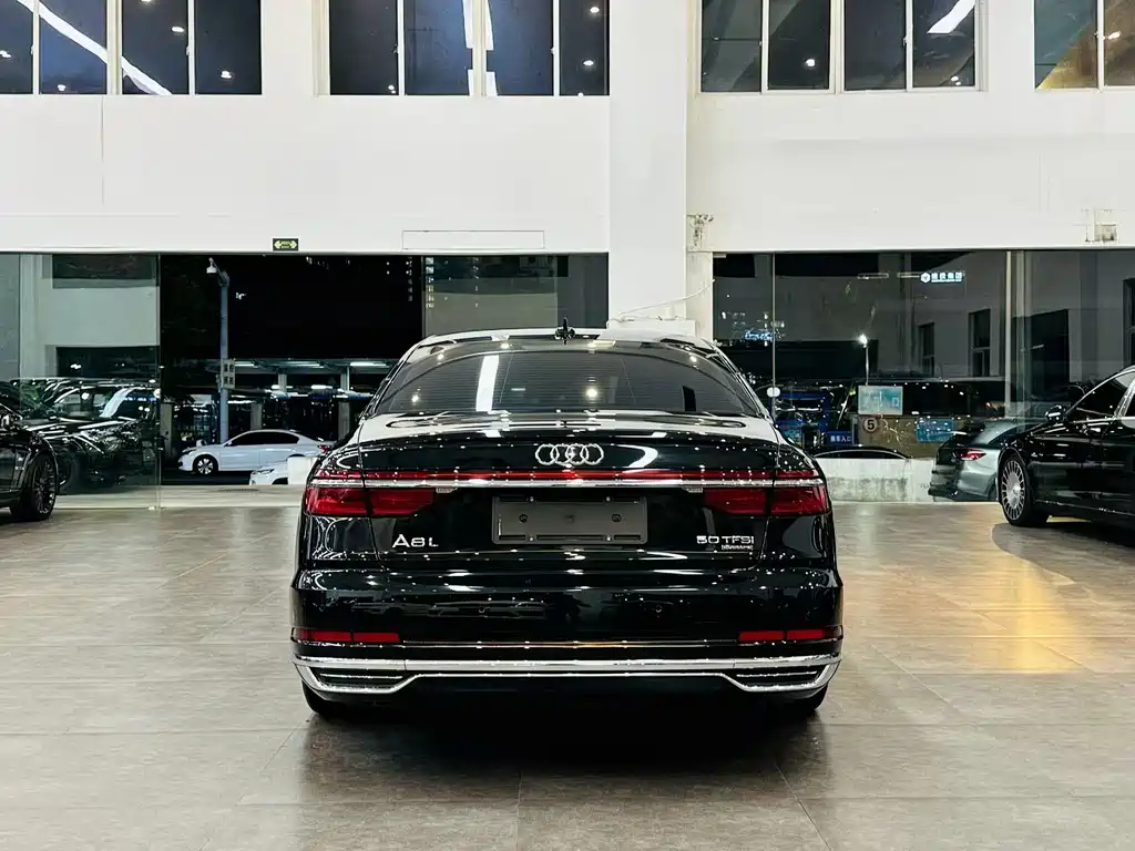 Audi A8 — фото 5