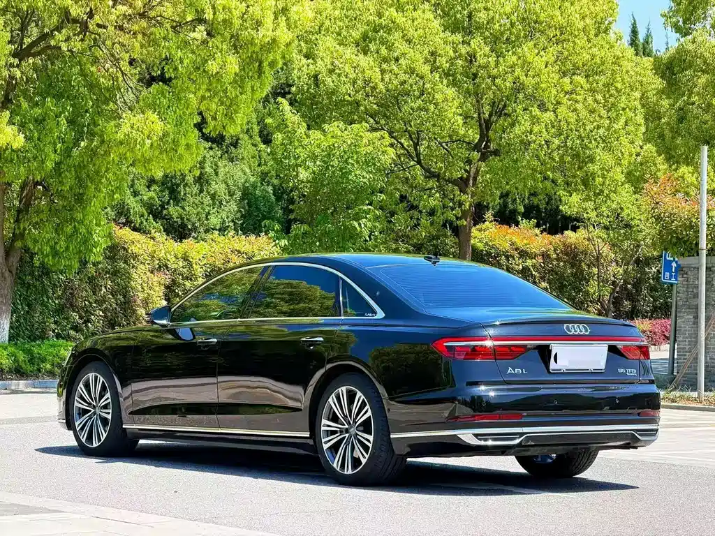 Audi A8 — фото 7