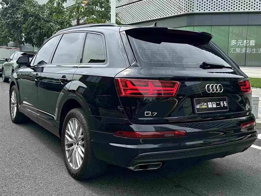 Audi Q7 — фото 9