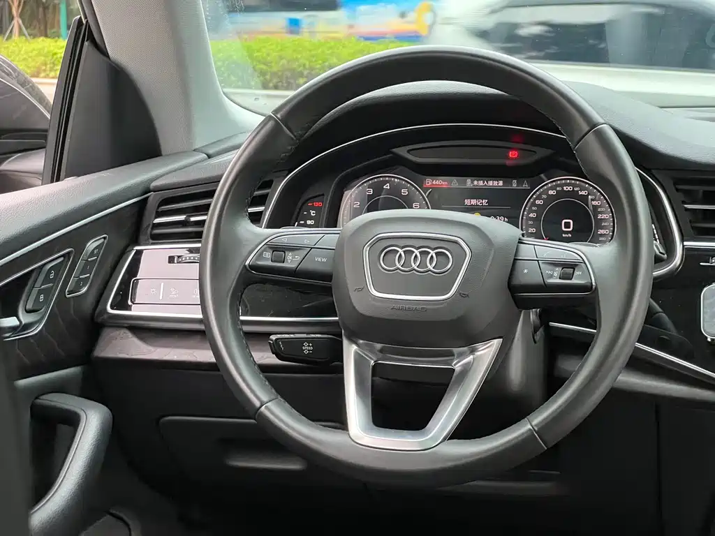 Audi Q8 — фото 19