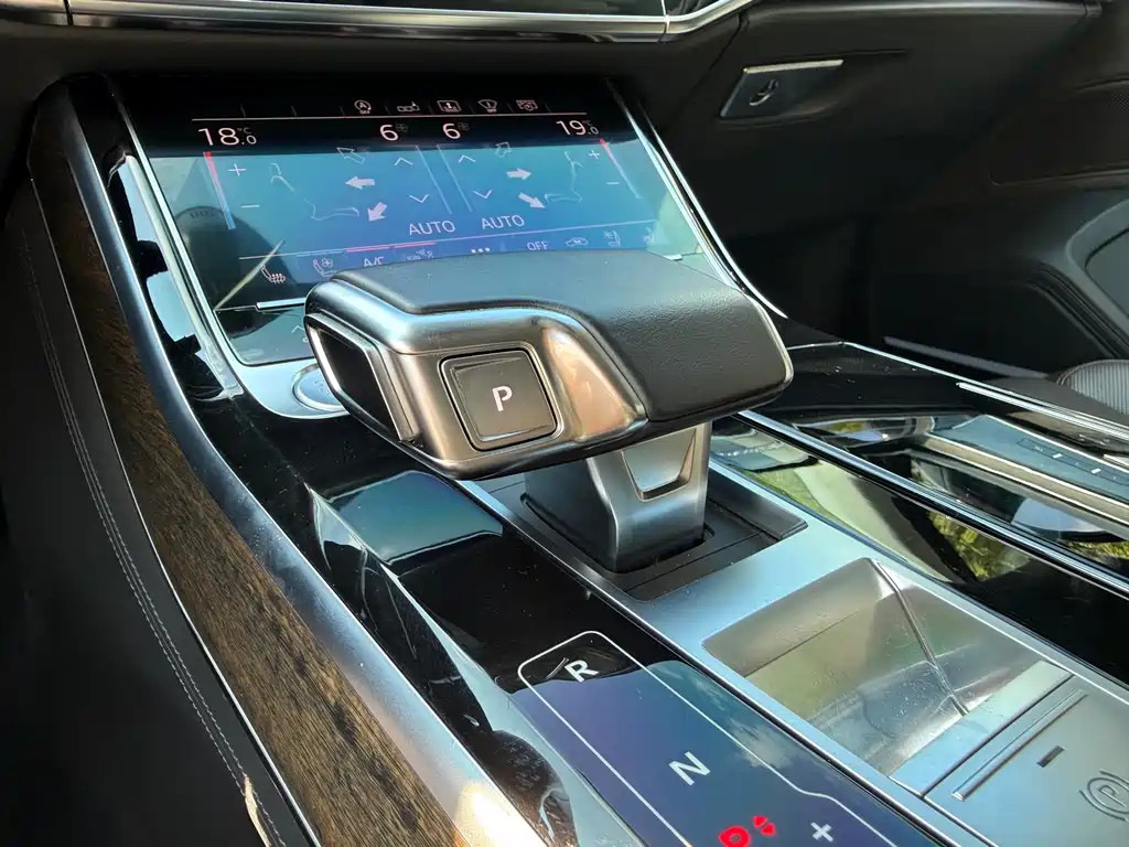 Audi A8 — фото 13