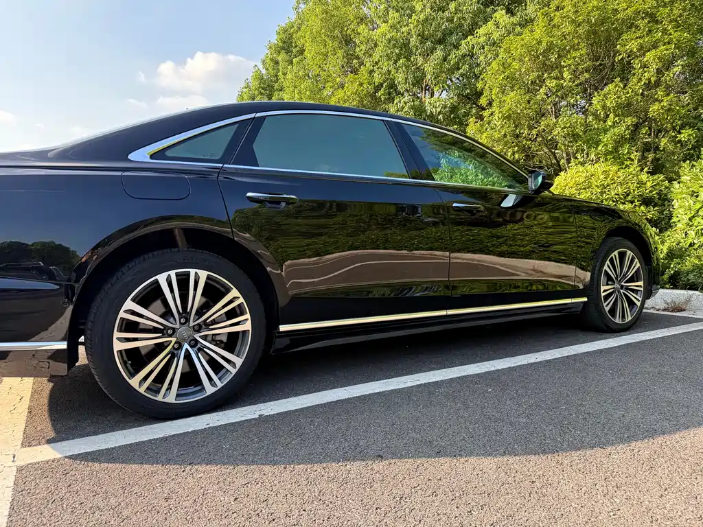 Audi A8 — фото 7