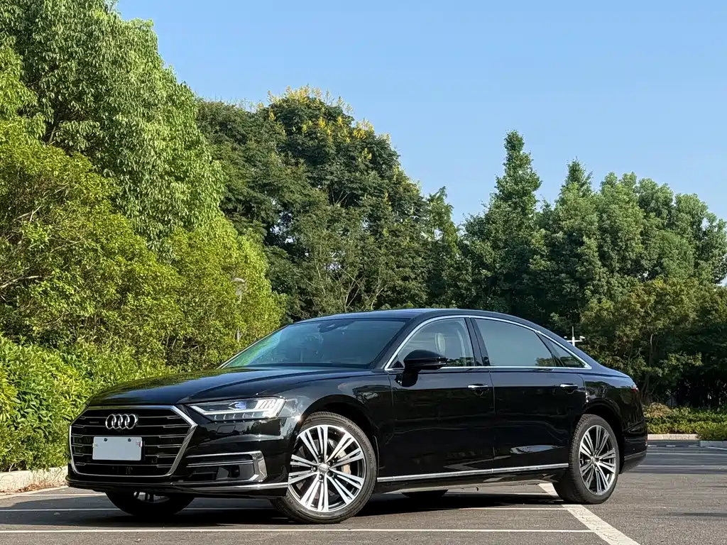 Audi A8 — фото 1