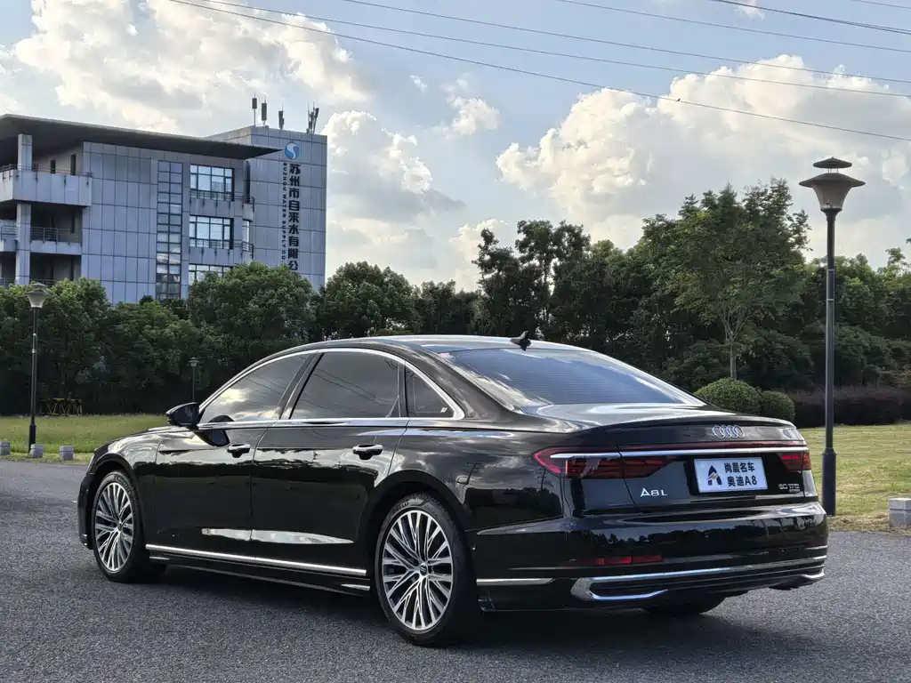 Audi A8 — фото 14