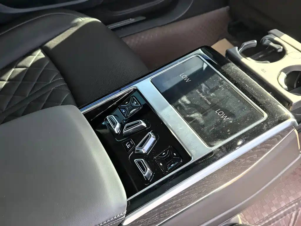Audi A8 — фото 10
