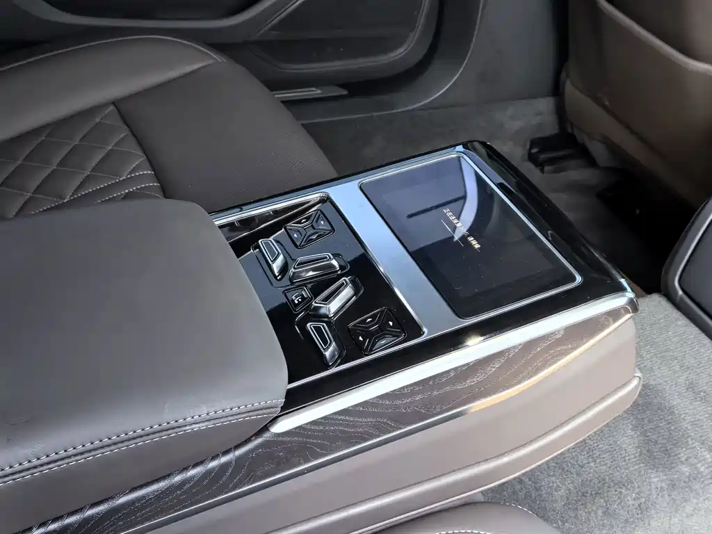 Audi A8 — фото 15